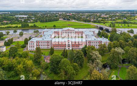 Blick aus der Vogelperspektive auf den Jelgava-Palast, den größten Barockpalast im Baltikum am Ufer des Flusses Lielupe in Lettland Stockfoto