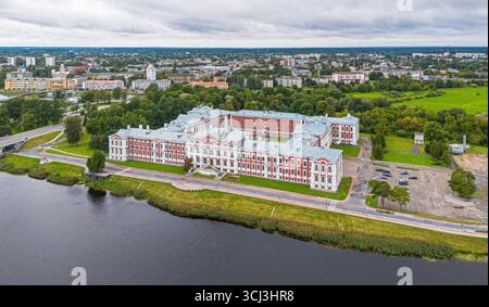 Blick aus der Vogelperspektive auf den Jelgava-Palast, den größten Barockpalast im Baltikum am Ufer des Flusses Lielupe in Lettland Stockfoto