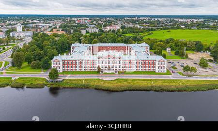 Blick aus der Vogelperspektive auf den Jelgava-Palast, den größten Barockpalast im Baltikum am Ufer des Flusses Lielupe in Lettland Stockfoto