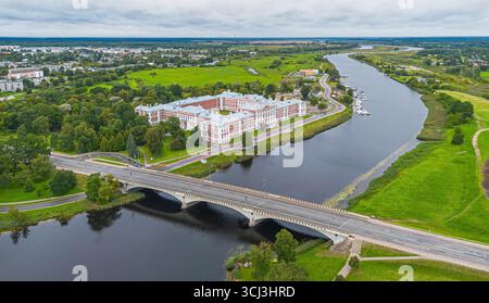 Blick aus der Vogelperspektive auf den Jelgava-Palast, den größten Barockpalast im Baltikum am Ufer des Flusses Lielupe in Lettland Stockfoto