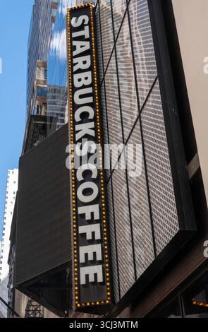 Großes Schild für Starbucks Coffee auf der W. 45th St. am Times Square, 2025, New York City, USA Stockfoto
