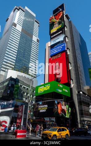 Die Wolkenkratzer am Times Square sind mit hell beleuchteten elektronischen Reklametafeln bedeckt, 2025, New York City, USA Stockfoto