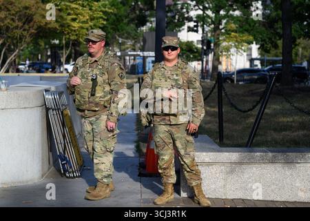 Mitglieder der Army National Guard stehen vor einer U-Bahn-Station in Washington DC. Stockfoto