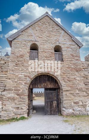 Eketorps prähistorische Steinmauern in Schweden, Torhaus mit dramatischem Himmel über der Ostsee Stockfoto