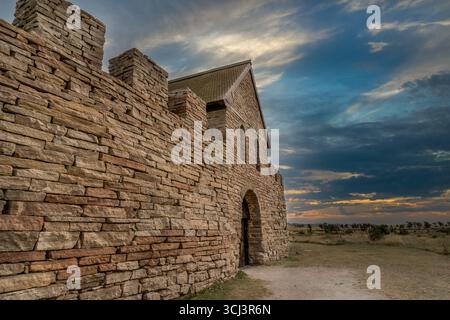 Eketorps prähistorische Steinmauern in Schweden, Torhaus mit dramatischem Himmel über der Ostsee Stockfoto