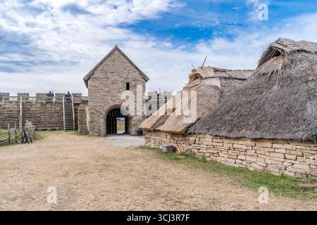 Eketorp: Eine Reise zurück ins Eisen- und Mittelalter auf der Insel Öland, Schweden. Steintor mit Heubedeckung Stockfoto