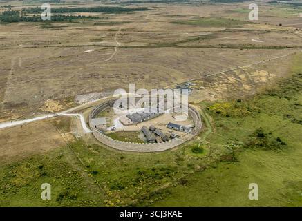 Eketorp Ringfort aus der Vogelperspektive: Eine Reise in Schwedens Eisenzeit und Wikingerzeit. Erkunden Sie die restaurierte Festung und das lebendige Museum auf Öland Stockfoto