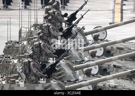 Peking, China.3. September 2025. Die Luftangriffsformation nimmt an der V-Day-Militärparade Teil, um den 80. Jahrestag des Sieges im chinesischen Volkskrieg gegen die japanische Aggression und den Antifaschistischen Weltkrieg am 3. September 2025 in Peking, China, zu feiern. Quelle: Sheng Jiapeng/China News Service/Alamy Live News Stockfoto