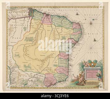 Nova et Accurata Brasiliae totius tabula (neue und genaue Karte Brasiliens). Historische Karte Brasiliens, erstellt zwischen 1735 und 1745 von dem Kartografen Joan Blaeu. Die Karte zeigt die östliche Küste mit farbig umrissenen Kapitänen sowie Darstellungen von Bergen, Flüssen, Wäldern und Siedlungen. Dekorative Elemente sind Schiffe auf See, eine Kompassrose und eine aufwendige Kartusche mit Putti, Poseidon mit Dreizack und dekorativem Laub. Stockfoto