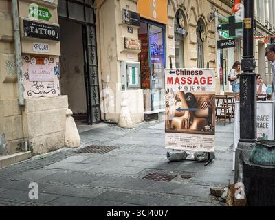 BELGRAD, SERBIEN - 22. MÄRZ 2025: Freistehendes Schild mit chinesischer Massage an einem Gebäude im Zentrum von Belgrad, Serbien; zweisprachiges Brett und Pfeil Stockfoto