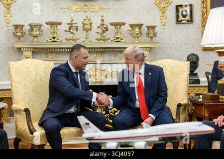 Präsident Donald J. Trump trifft sich am 3. September 2025 im Weißen Haus in Washington, D.C. mit dem polnischen Präsidenten Karol Nawrocki. Bild mit freundlicher Genehmigung des Weißen Hauses. Stockfoto