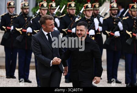 Paris, Frankreich. September 2025. Der französische Präsident Emmanuel Macron (Front L) begrüßt den ukrainischen Präsidenten Wolodymyr Zelensky im Elysee-Palast in Paris, Frankreich, 3. September 2025. Quelle: Gao Jing/Xinhua/Alamy Live News Stockfoto