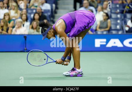 New York, Usa. September 2025. Naomi Osaka aus Japan reagiert darauf, nachdem er im 2. Set bei einem Halbfinalspiel der Frauen bei der US Open Tennis Championship 2025 im USTA Billie Jean King National Tennis Center in New York City am Donnerstag, den 4. September 2025, einen Punkt gegen Amanda Anisimova verloren hat. Foto: John Angelillo/UPI Credit: UPI/Alamy Live News Stockfoto
