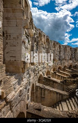 RÖMISCHES AMPHITHEATER (1 JAHRHUNDERT N. CHR.) ARLES PROVENCE FRANKREICH Stockfoto