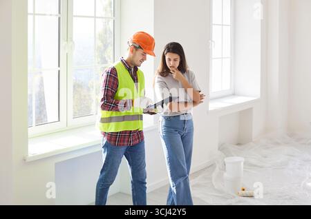 Bauunternehmer Und Kunde Diskutieren Gemeinsam Den Blueprint Für Die Renovierung Von Häusern Stockfoto