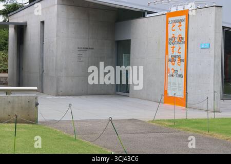 TOKIO, JAPAN – 4. September 2025: Detail der 21 21 Design Sight Gallery, einschließlich Poster für „Was wäre wenn? BOSAI: The Next Disaster' Ausstellung. Stockfoto