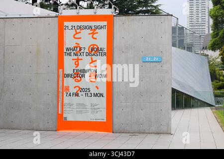 TOKIO, JAPAN – 4. September 2025: Detail der 21 21 Design Sight Gallery, einschließlich Poster für „Was wäre wenn? BOSAI: The Next Disaster' Ausstellung. Stockfoto