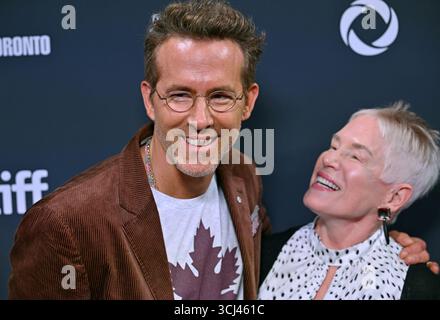 Toronto, Kanada. September 2025. Ryan Reynolds (L) und seine Mutter Tammy Reynolds nehmen am Donnerstag, den 4. September 2025, in der Roy Thomson Hall in Toronto, Kanada, an der Premiere von John Candy: I Like Me teil. Das Festival feiert seinen 50. Meilenstein in diesem Jahr und wird 291 Filme aus der ganzen Welt zeigen. Foto: Chris Chew/UPI Credit: UPI/Alamy Live News Stockfoto