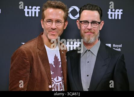 Toronto, Kanada. September 2025. Ryan Reynolds (L) und Regisseur Colin Hanks nehmen am Donnerstag, den 4. September 2025, in der Roy Thomson Hall in Toronto, Kanada, an der Uraufführung von John Candy: I Like Me teil. Das Festival feiert seinen 50. Meilenstein in diesem Jahr und wird 291 Filme aus der ganzen Welt zeigen. Foto: Chris Chew/UPI Credit: UPI/Alamy Live News Stockfoto