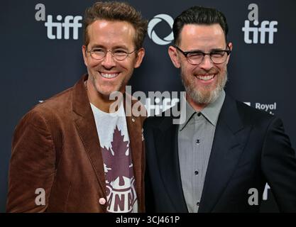 Toronto, Kanada. September 2025. Ryan Reynolds (L) und Regisseur Colin Hanks nehmen am Donnerstag, den 4. September 2025, in der Roy Thomson Hall in Toronto, Kanada, an der Uraufführung von John Candy: I Like Me teil. Das Festival feiert seinen 50. Meilenstein in diesem Jahr und wird 291 Filme aus der ganzen Welt zeigen. Foto: Chris Chew/UPI Credit: UPI/Alamy Live News Stockfoto