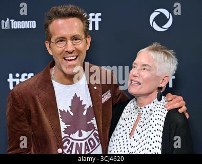 Toronto, Kanada. September 2025. Ryan Reynolds (L) und seine Mutter Tammy Reynolds nehmen am Donnerstag, den 4. September 2025, in der Roy Thomson Hall in Toronto, Kanada, an der Premiere von John Candy: I Like Me teil. Das Festival feiert seinen 50. Meilenstein in diesem Jahr und wird 291 Filme aus der ganzen Welt zeigen. Foto: Chris Chew/UPI Credit: UPI/Alamy Live News Stockfoto