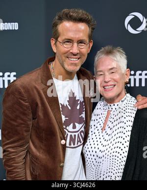 Toronto, Kanada. September 2025. Ryan Reynolds (L) und seine Mutter Tammy Reynolds nehmen am Donnerstag, den 4. September 2025, in der Roy Thomson Hall in Toronto, Kanada, an der Premiere von John Candy: I Like Me teil. Das Festival feiert seinen 50. Meilenstein in diesem Jahr und wird 291 Filme aus der ganzen Welt zeigen. Foto: Chris Chew/UPI Credit: UPI/Alamy Live News Stockfoto