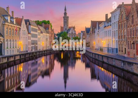 Malerische Stadtlandschaft von Brügge, Belgien, mit mittelalterlicher Architektur, gewundenen Kanälen und ikonischer Skyline im Herzen dieser UNESCO World Herita Stockfoto