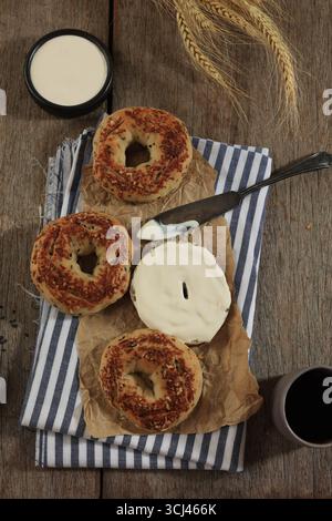 Draufsicht Multigrain Bagels mit Cream Cheese Aufstrich Stockfoto