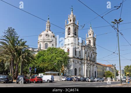 Die große Basilika von Estrela steht unter einem klaren blauen Himmel, ihre barocke und neoklassizistische Architektur beherrscht die Skyline von Lissabon. Ein atemberaubendes Wahrzeichen Stockfoto