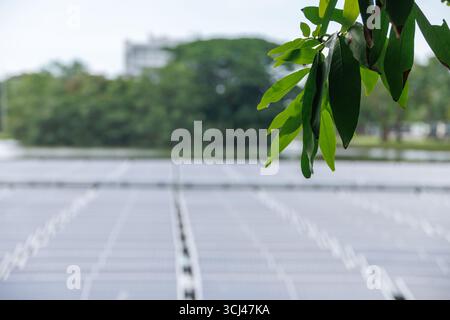 Schwimmendes Solarmodul. Solar-Photovoltaik-Panel PV-System im Industrie-See-Wasserteich. Energieeinsparung mit Clean Power. Stockfoto