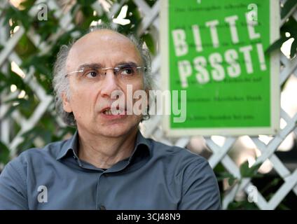Schriftsteller und Dramatiker Dimitré Dinev im Interview mit der Presseagentur APA Österreich am Dienstag, den 12. August 2025, in Wien. - 20250812 PD12260 Credit: APA-PictureDesk/Alamy Live News Stockfoto