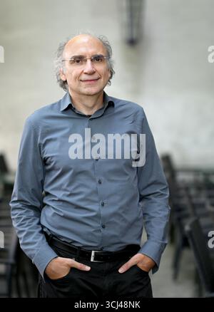 Schriftsteller und Dramatiker Dimitré Dinev im Interview mit der Presseagentur APA Österreich am Dienstag, den 12. August 2025, in Wien. - 20250812 PD12261 Credit: APA-PictureDesk/Alamy Live News Stockfoto