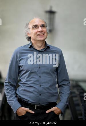 Schriftsteller und Dramatiker Dimitré Dinev im Interview mit der Presseagentur APA Österreich am Dienstag, den 12. August 2025, in Wien. - 20250812 PD12265 Credit: APA-PictureDesk/Alamy Live News Stockfoto