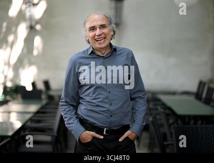 Schriftsteller und Dramatiker Dimitré Dinev im Interview mit der Presseagentur APA Österreich am Dienstag, den 12. August 2025, in Wien. - 20250812 PD12266 Credit: APA-PictureDesk/Alamy Live News Stockfoto