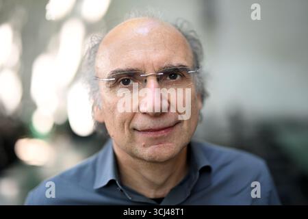 Schriftsteller und Dramatiker Dimitré Dinev im Interview mit der Presseagentur APA Österreich am Dienstag, den 12. August 2025, in Wien. - 20250812 PD12264 Credit: APA-PictureDesk/Alamy Live News Stockfoto