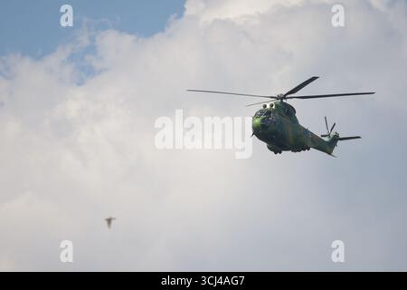 IAR-330 Puma Militärhubschrauber der rumänischen Luftstreitkräfte im Flug. Stockfoto