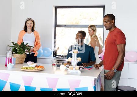 Anlässlich des Geburtstags genießen verschiedene Gruppen Cupcakes und Dekorationen zu Hause Stockfoto