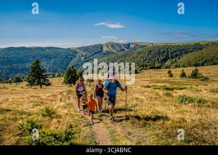 FRANKREICH. ELSASS. HAUT-RHIN (68) LINTHAL. EINE FAMILIE WANDERT DURCH DIE STUBBLE-FELDER (HOCHGELEGENE WIESEN) DER VOGESEN. Stockfoto