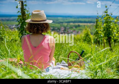 FRANKREICH. ELSASS. BAS-RHIN (67) WEINSTRASSE, NAHE BARR. PICKNICKATMOSPHÄRE IM SOMMER IM WEINBERG. Stockfoto