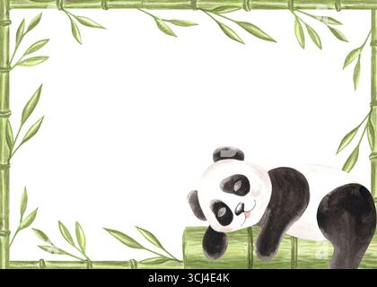 Niedlicher Baby-Panda mit grünem Bambus-Aquarell-Postkartenschablone. Rahmen mit Kopierraum mit schwarz-weißem Bären für Kinder. Isoliert von Hand gezogen Stockfoto