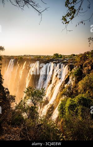 Sonnenuntergang an den Victoria Falls, auch bekannt als Mosi-oa-Tunya, in Sambia, nahe der Grenze zu Simbabwe Stockfoto