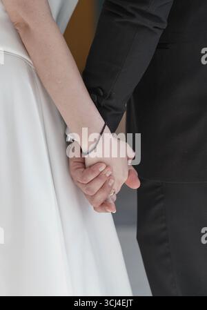 Für Immer Bond. Braut und Bräutigam, Hände halten. Stockfoto