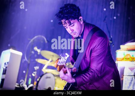 Oslo, Norwegen. September 2025. Die US-amerikanische Band Lord Huron spielt ein Live-Konzert in der Sentrum Scene in Oslo. Hier ist Bassist Miguel Briseno live auf der Bühne zu sehen. Quelle: Gonzales Photo/Alamy Live News Stockfoto