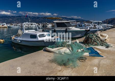 Bunte Fischernetze, die im Hafen trocknen, Fischernetze, die nach dem Fischen repariert werden, Angelseile und Leinen Kroatien Stockfoto