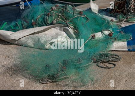 Bunte Fischernetze, die im Hafen trocknen, Fischernetze, die nach dem Fischen repariert werden, Angelseile und Leinen Kroatien Stockfoto