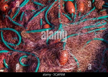 Bunte Fischernetze, die im Hafen trocknen, Fischernetze, die nach dem Fischen repariert werden, Angelseile und Leinen Kroatien Stockfoto