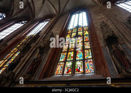 Sonnenlicht strömt durch die Buntglasfenster einer gotischen Kirche. Deutschland, Bayern, Nürnberg Stockfoto