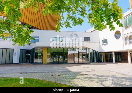 Berlin, Deutschland - 16. August 2025: Außenansicht der Berliner Philharmoniker mit zeitgenössischer Architektur, großen Glasfenstern, A Stockfoto