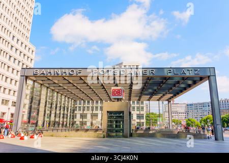 Berlin, Deutschland - 16. August 2025: Modernes Gebäude außerhalb des Bahnhofs Potsdamer Platz mit schlanken Linien, großen Glaspaneelen und lebhaftem U Stockfoto