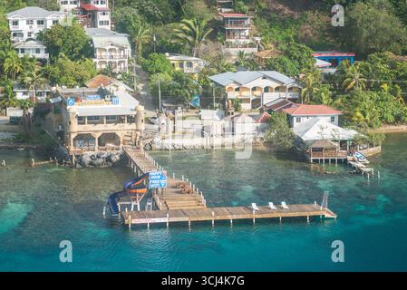 Isla de Roatan, Honduras - 16. April 2024: Blick von oben auf das lokale Restaurant Fort Consolation auf Roatan Island, Honduras. Stockfoto